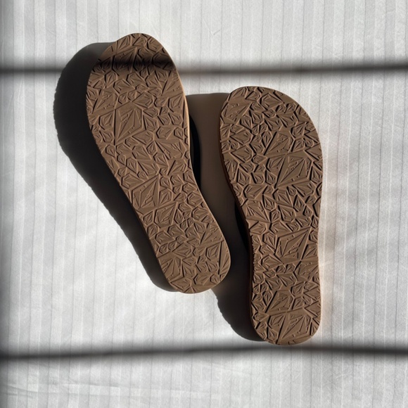 Volcom Flip Flops - Picture 3 of 3